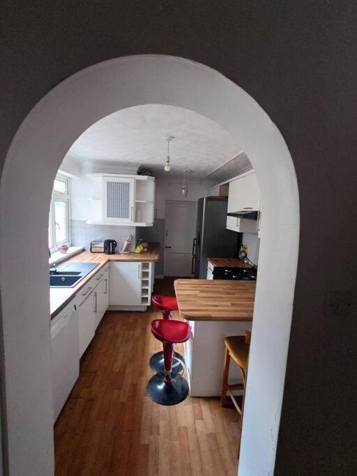 Edwardian 4 Bedrooms With 4 Bathrooms Townhouse, Next To Underground, Accommodates 10 People Лондон Екстер'єр фото